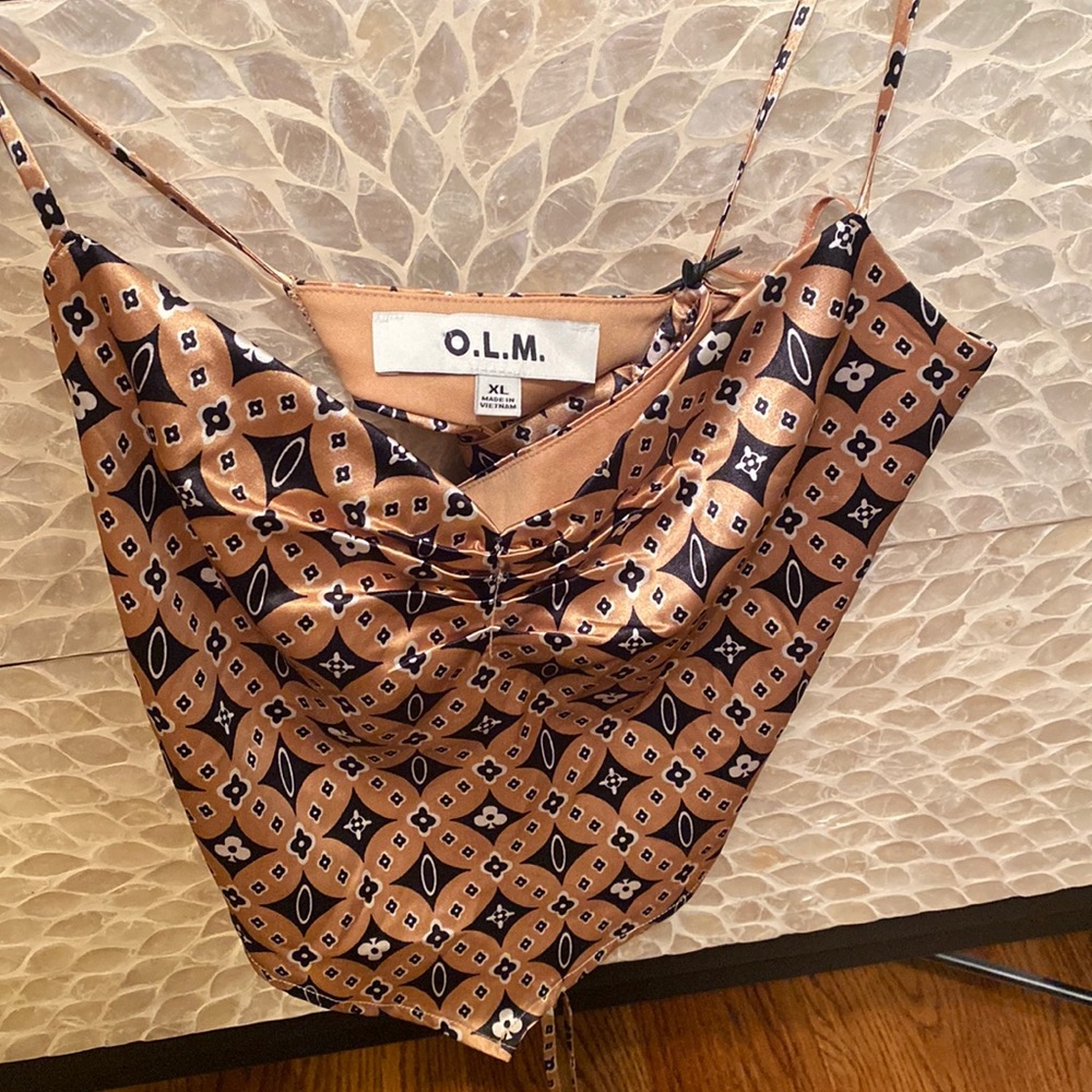 ❤️‍🔥Black & gold crop top/tank❤️‍🔥